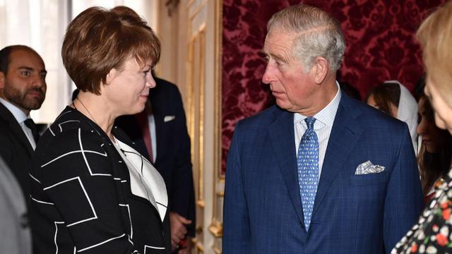 Sharon Eubank, directora de LDS Charities, conversa con Su Alteza Real el príncipe Carlos