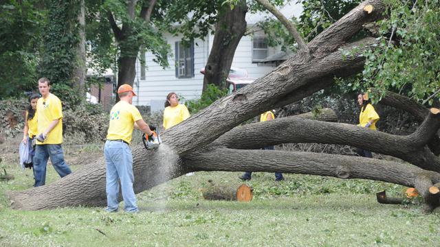 Manos mormonas que ayudan. Voluntarios ayudan después de la tormenta "Irene"