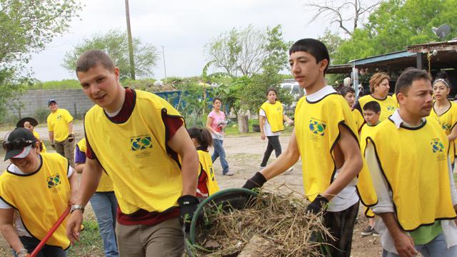 Ayuda humanitaria. Manos que ayudan. Operaciones de limpieza