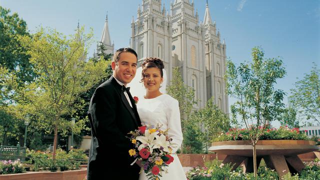 Una pareja recién casada fuera del templo de Salt Lake