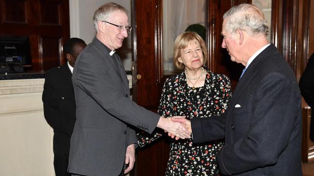Canon Edmund Newell, director de Cumberland Lodge, y la baronesa Emma Nicholson saludan a Su Alteza Real el príncipe Carlos