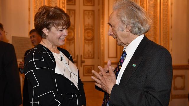 El Dr. Theodore Zeldin, miembro de la junta directiva de AMAR conversa con Sharon Eubanks, directora de LDS Charities