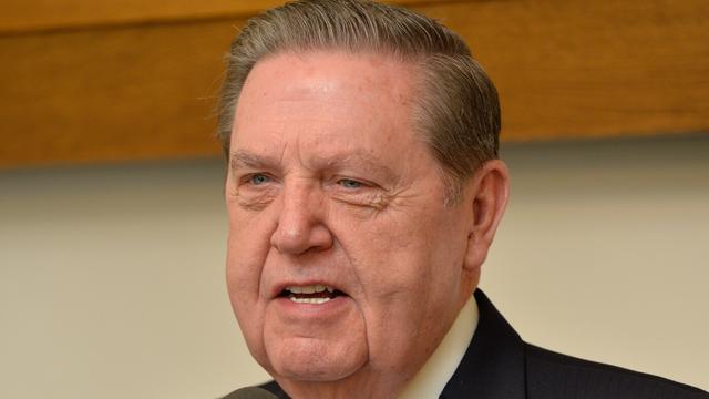 Apóstol mormón se dirige al AAPG para hablar sobre la ayuda humanitaria