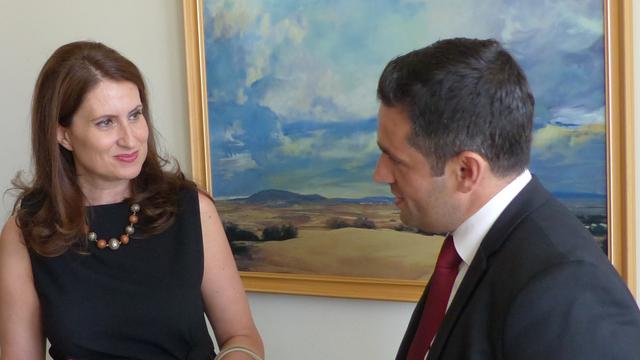 Primera dama de Albania aprende sobre los miembros de la Iglesia de su país