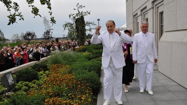 Monson_kyiv_hands_walking.JPG