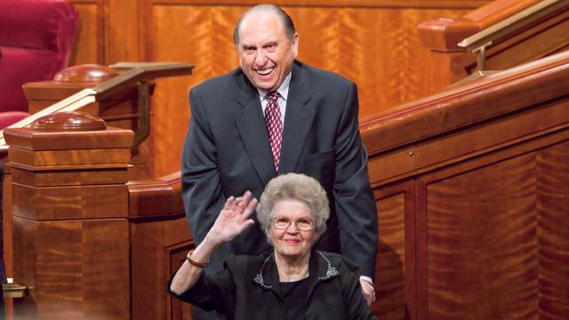 Presidente y Hermana Monson saludando tras una sesión de la conferencia general