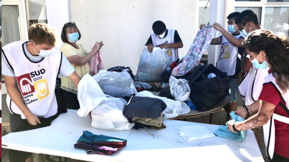 Jóvenes de Cádiz ayudan a clasificar artículos donados a evacuados afganos